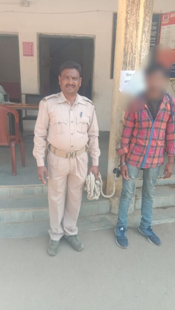 लड़कीयों का फोटो खींचकर करता था ब्लैकमेल!  आरोपी युवक गिरफ्तार!
