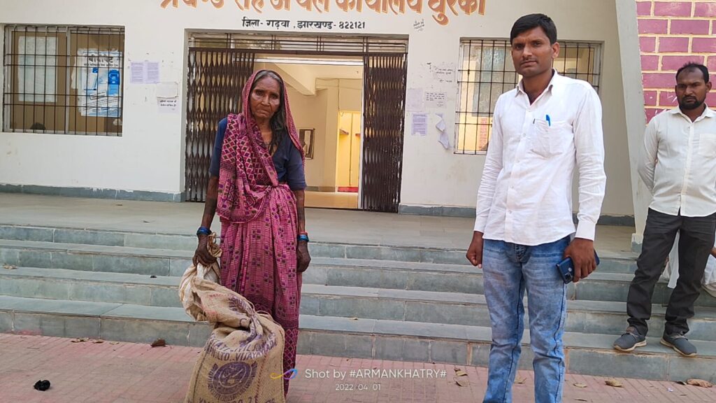 झामुमो प्रखंड अध्यक्ष के पहल पर मिला विधवा महिला का राशन