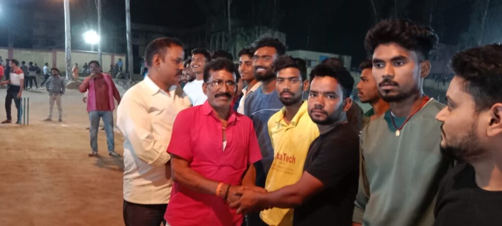 टी-10 कॉस्को नाइट क्रिकेट टूर्नामेंट में गुरूवार की रात  मझिगवां की टीम ने परसवान की टीम को 76 रन से पराजित कर दिया