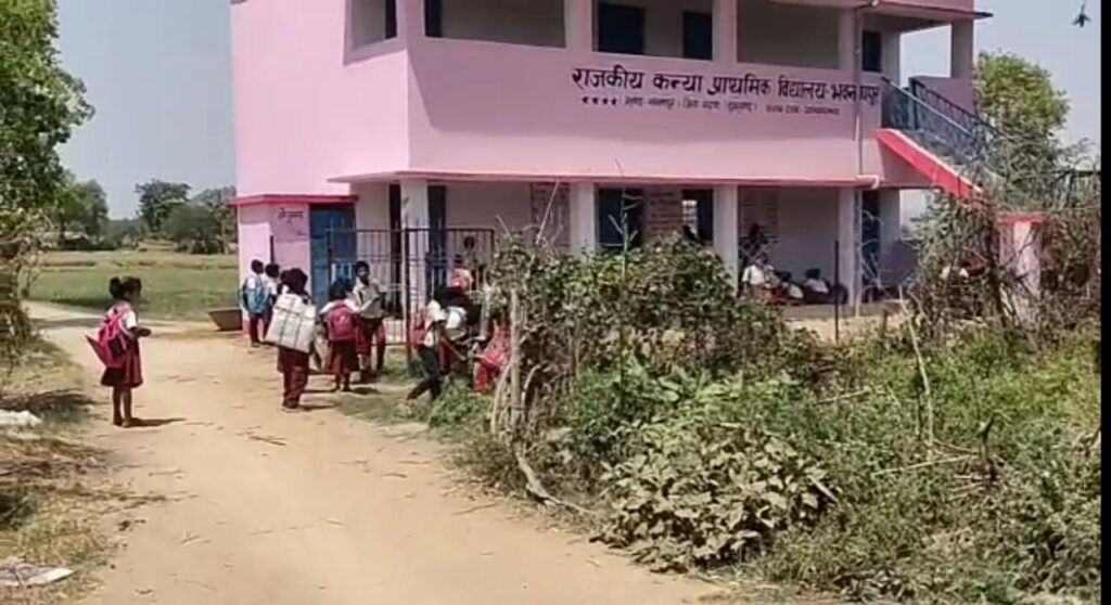 झामुमो प्रखण्ड अध्यक्ष के आंदोलन के चेतावनी के बाद कन्या प्राथमिक विघालय हुआ नए भवन में शिफ्ट
