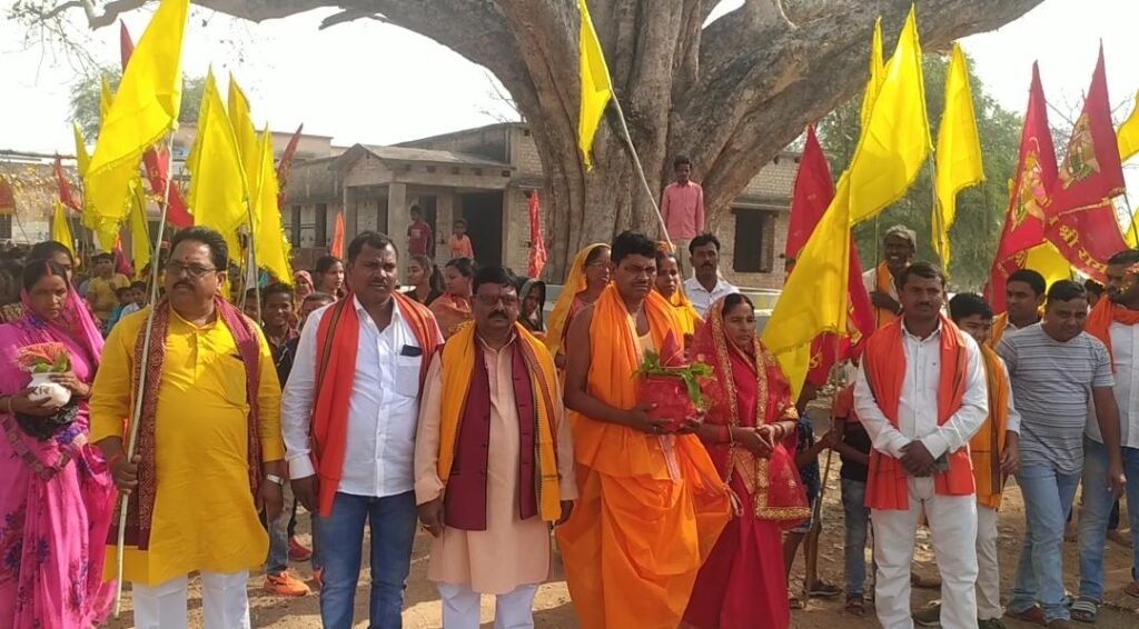 मेराल के प्रसिद्ध देवी धाम मंदिर में वार्षिकोत्सव : नवाह्न परायण यज्ञ कलश यात्रा के साथ प्रारंभ