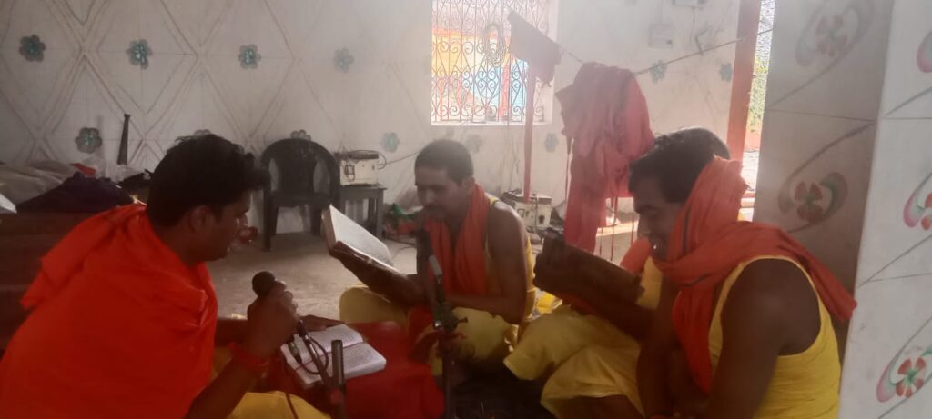 रमना प्रखंड मुख्यालय सहित आसपास के ग्रामीण इलाकों में शनिवार को कलश स्थापना के साथ ही नवरात्रि आरंभ हो गया