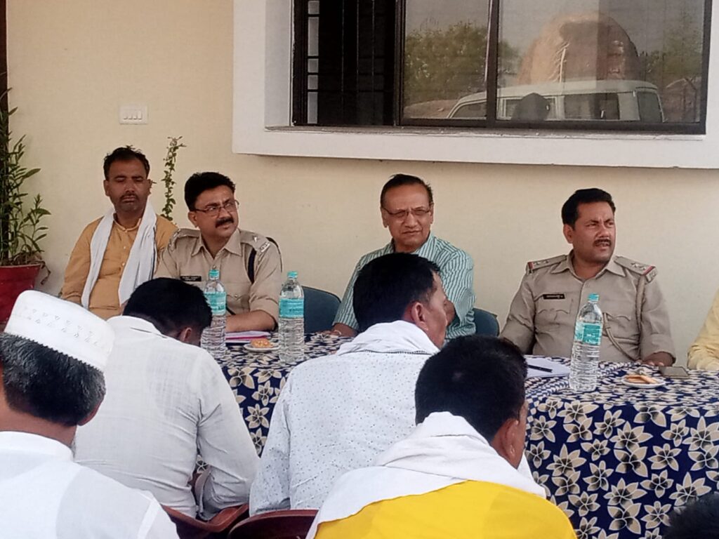रमना थाना परिसर में शनिवार को शाम सरहुल व रामनवमी पर्व को लेकर शांति समिति की बैठक की गई।