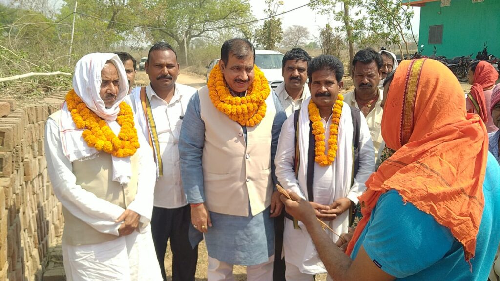 भाजपा नेता डॉक्टर ईश्वर सागर चंद्रवंशी ने 4 PCC पथ निर्माण का किया शिलान्यास