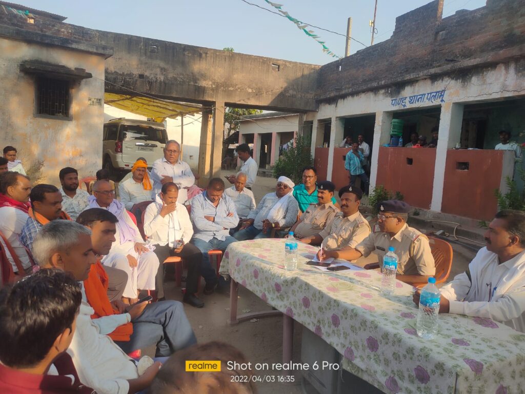 पांडू थाना परिसर में हुए शांति समिति की बैठक उपस्थित रहे हिन्दू मुस्लिम दोनों समुदाय के गणमान्य सामाजिक कार्यकर्ता।