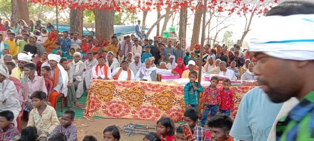 भंडरिया प्रखंड के नौका परभण बाबा मंदिर प्रांगण में प्रकृति का पर्व सरहुल धूमधाम से मनाया