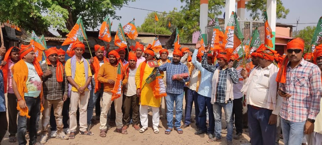 भाजपा स्थापना दिवस पर भाजपाइयों ने निकाला शोभायात्रा