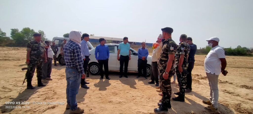 बालू घाट का स्थल निरीक्षण करने एनजीटी की टीम के साथ पहुंचे उपायुक्त व पुलिस अधीक्षक