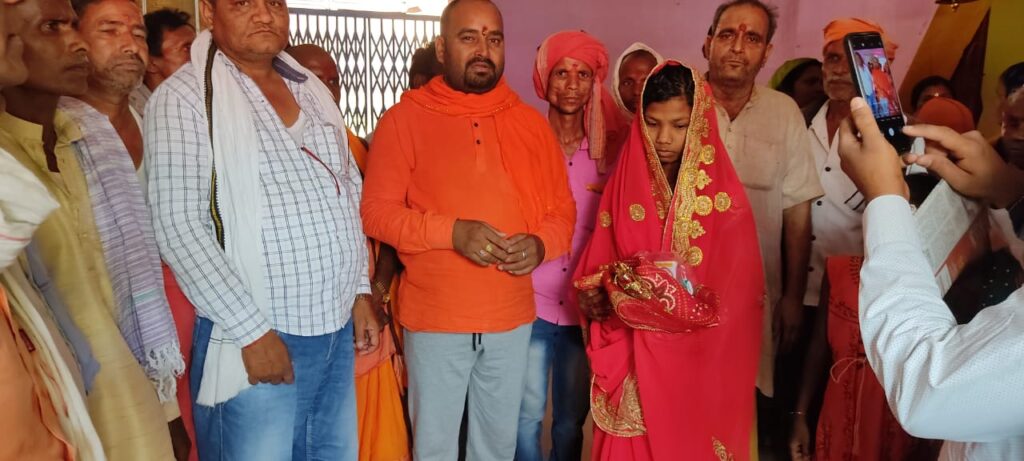 असहाय व अनाथ लड़की की शादी में मंदिर की कमेटी ने किया सहयोग