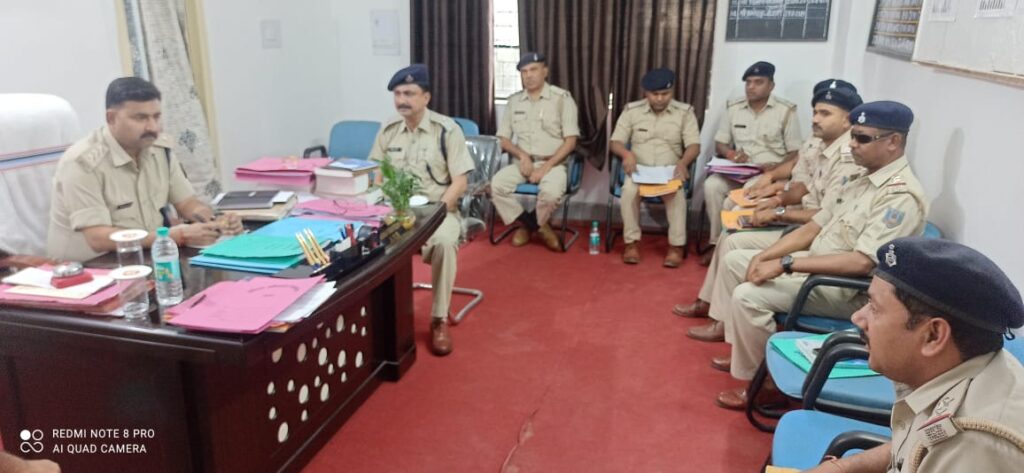 रामनवमी त्योहार एवं पंचायत चुनाव को लेकर अनुमंडल पुलिस पदाधिकारी ने सभी थाना प्रभारियों के साथ की बैठक