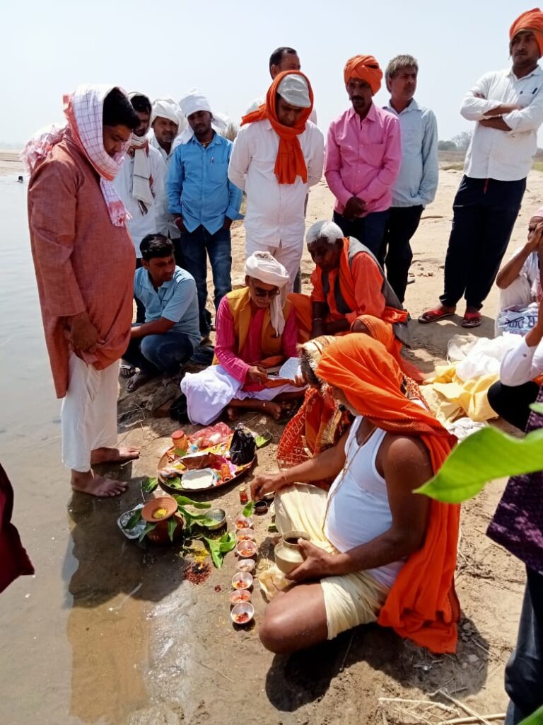 रामनवमी के अवसर पर कोयल नदी के तट पर बैठकर किया पूजा अर्चना