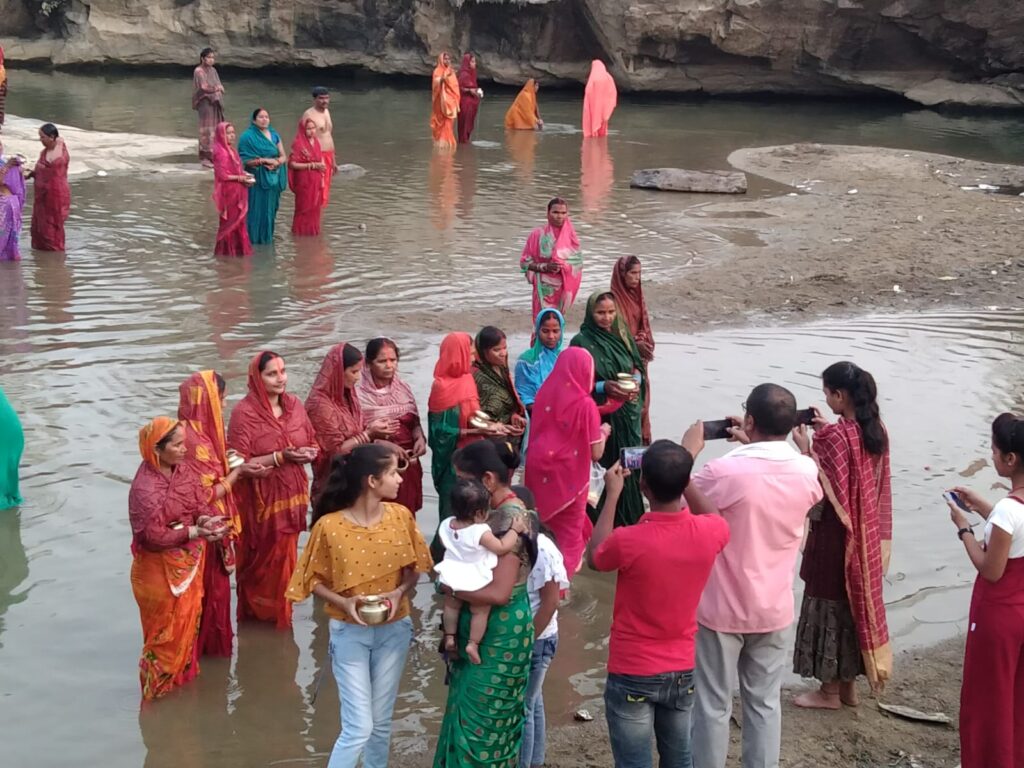 सतबहिनी मंदिर में किया गया छठ पूजा का आयोजन 
