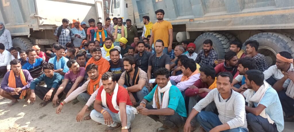आरकेटीसी कंपनी के पदाधिकारियों के द्वारा सौतेला व्यवहार किए जाने से वाहनों के चालको ने काम बंद किया हड़ताल