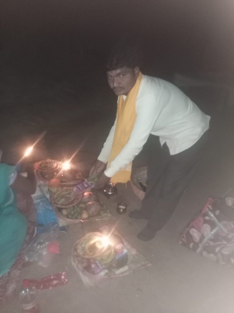 फल एवं अगरबत्ती का वितरण करती भावी मुखिया प्रत्याशी