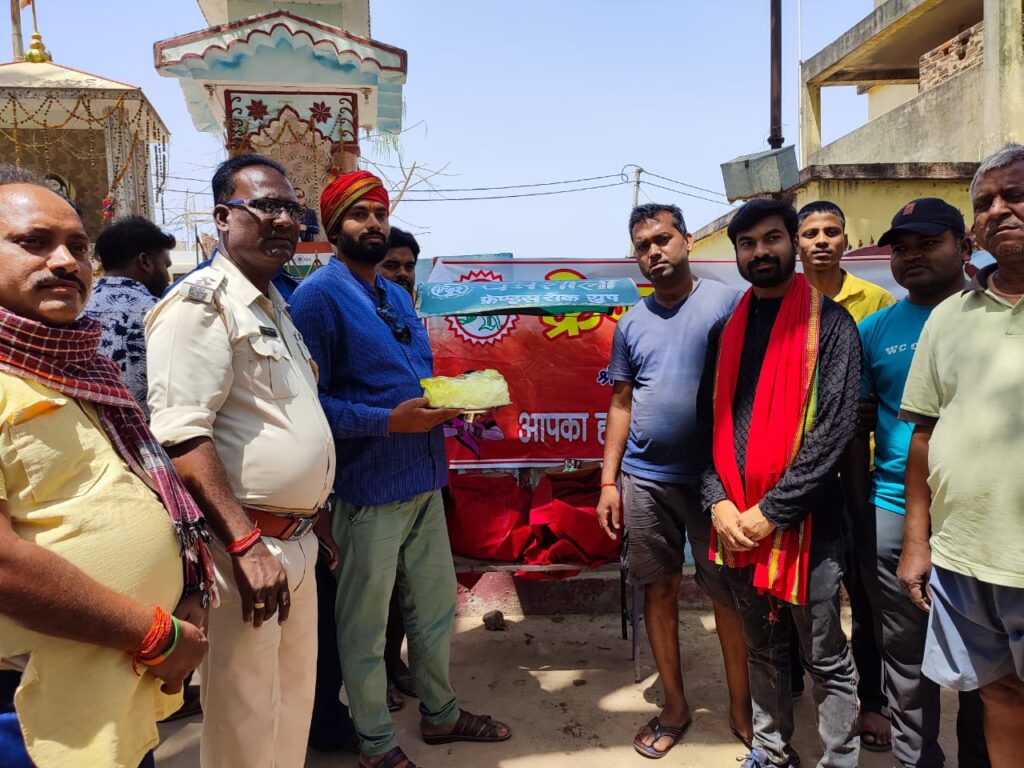 संविधान निर्माता डॉ भीमराव अंबेडकर की प्रतिमा स्थल के निकट फ्रेंड्स रॉक ग्रुप के द्वारा शनिवार को पनशाला खोला गया।