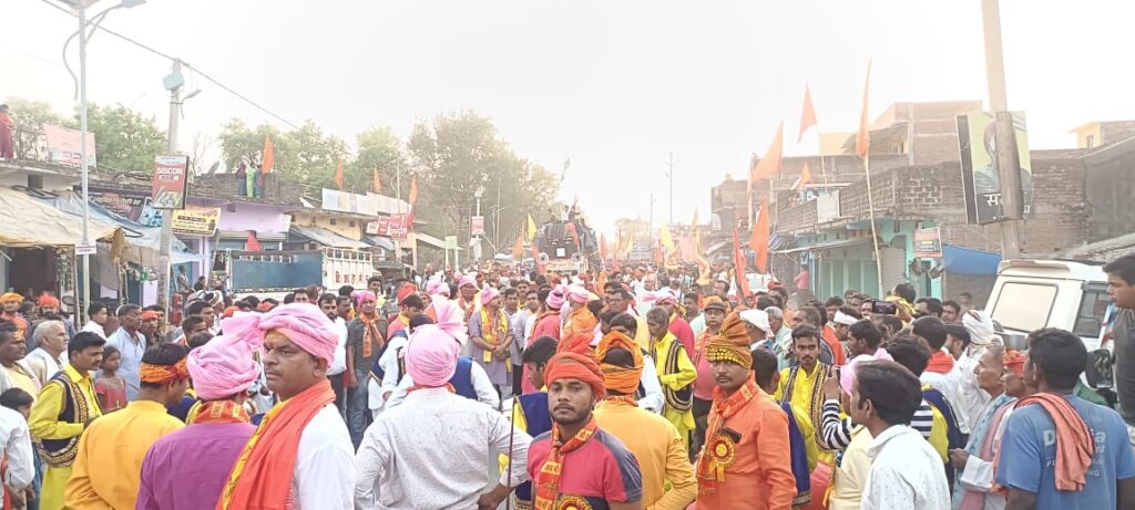 रामनवमी के अवसर पर विभिन्नसंगठनों द्वारा निकली शोभायात्रा।