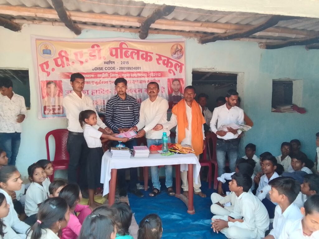 अम्बालिका एजुकेशन एंड वेलफेयर ट्रस्ट द्वारा संचालित एपीएडी पब्लिक स्कूल चौरिया के छात्र-छात्राओं को किया गया सम्मानित।