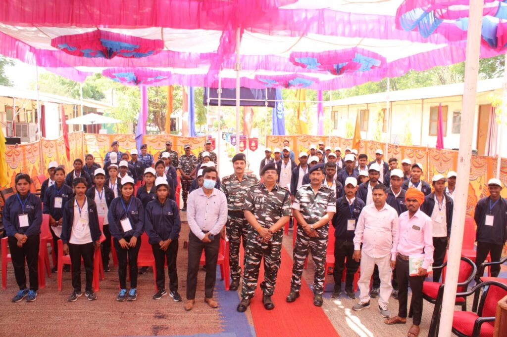 भंडरिय  गढ़वा  सीआरपीएफ 172 बटालियन के तत्वधान में शौर्य दिवस मनाया एवं जवानों को किया  सम्मान
