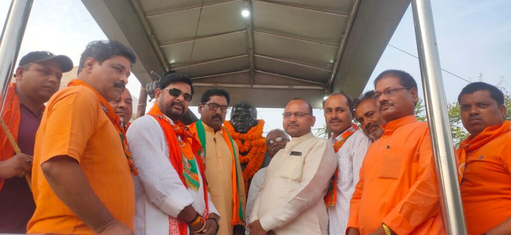 भारतीय जनता पार्टी नगर मंडल गढ़वा के द्वारा डॉक्टर भीमराव अंबेडकर के जन्म दिवस के अवसर पर सजना मोर अंबेडकर चौक एवं दारू नदी के किनारे मिनी बस स्टैंड पर उनके प्रतिमा पर माल्यार्पण किया गया