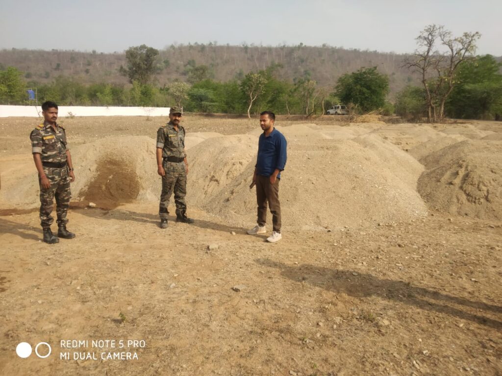 अवैध भंडारण किए गए बालू को जब्त करते थाना प्रभारी