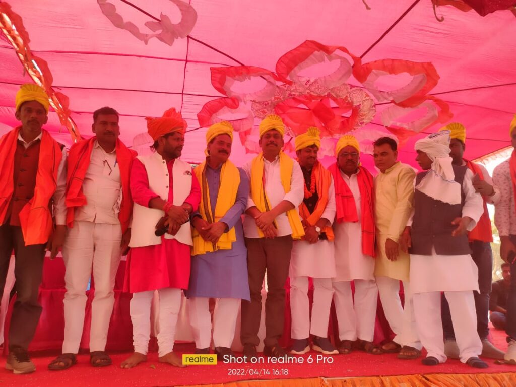 सामुदायिक शादी समारोह का आयोजन, 11 जोड़ों ने लिए सात फेरे  > पेयजल व स्वच्छता मंत्री मिथलेश ठाकुर ने समिति को 55 हजार रुपये का आर्थिक सहयोग किया।