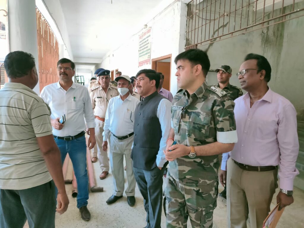 उपायुक्त व पुलिस अधीक्षक ने किया मतदाता केंद्र का किया निरीक्षण