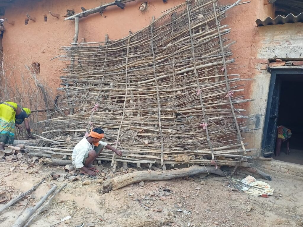 आंधी तूफान के चपेट में आने से बाल बाल बचे बिगु उराव के परिजन