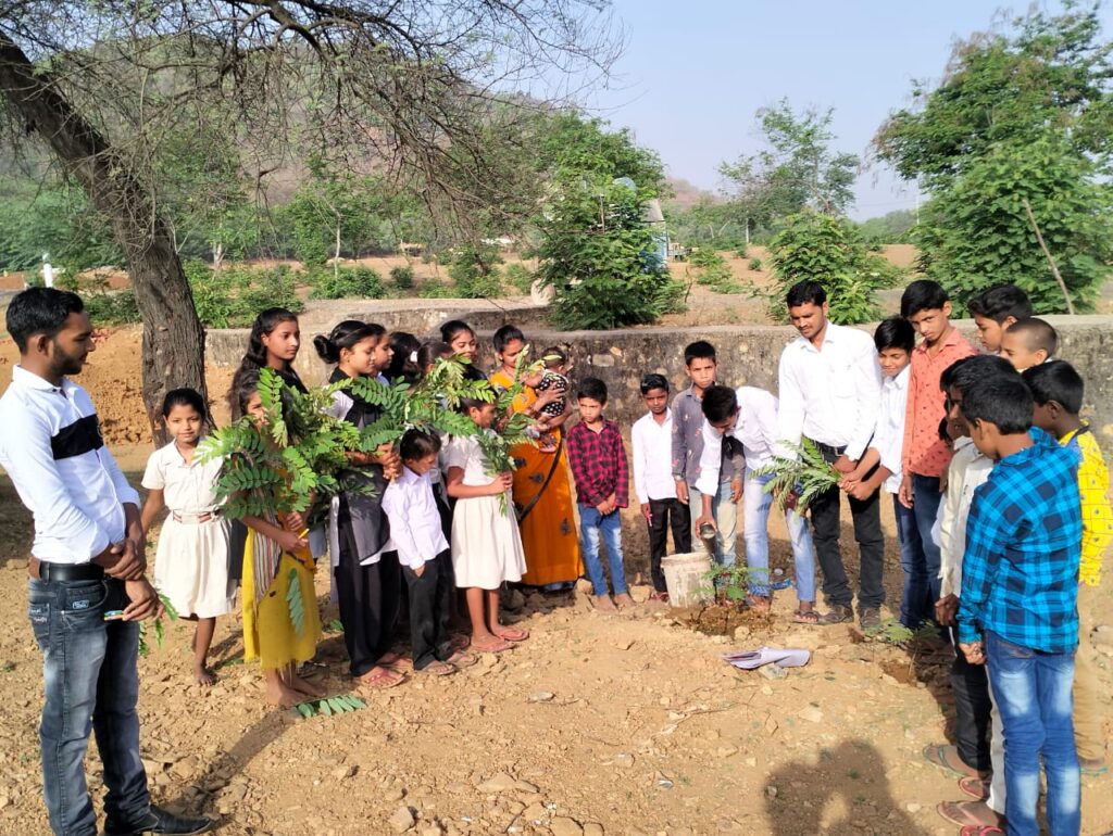 अंबालिका एजुकेशन एंड वेलफेयर ट्रस्ट द्वारा संचालित ए पी ए डी पब्लिक स्कूल में मनाया गया पृथ्वी दिवस
