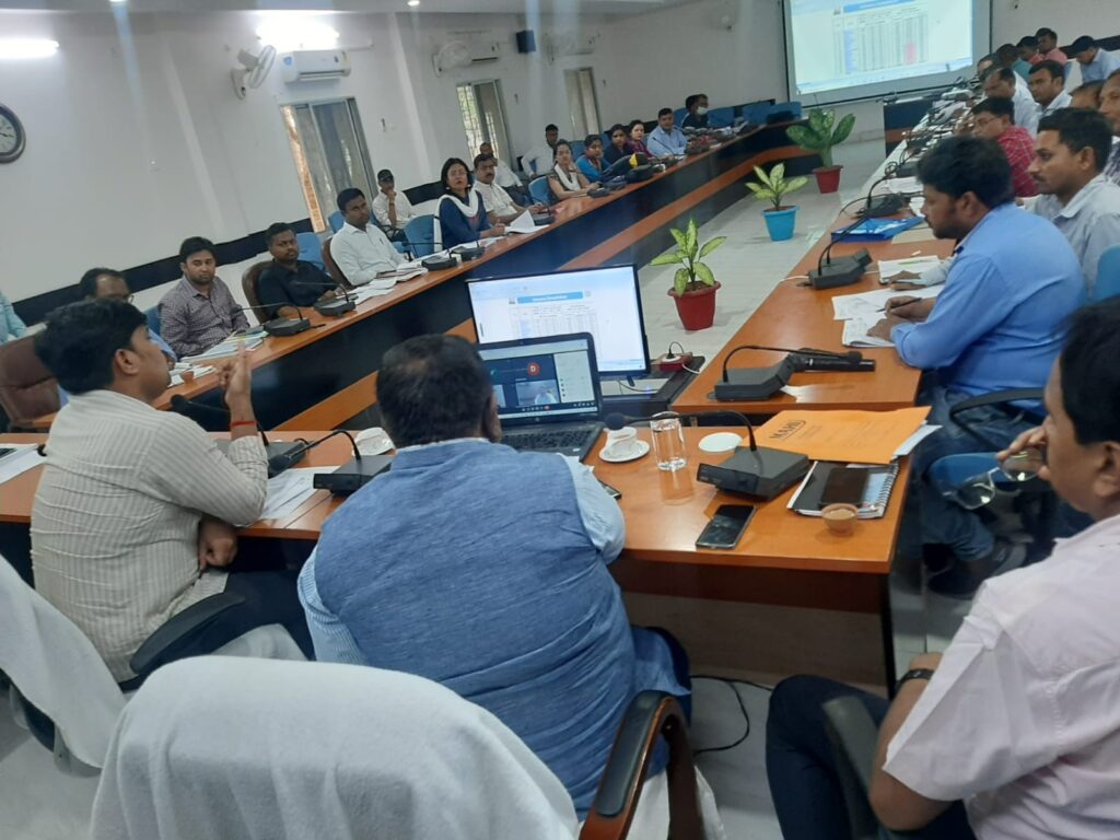 त्रिस्तरीय पंचायत चुनाव को लेकर उपायुक्त ने सभी बीडीओ व कोषांगों के वरीय पदाधिकारियों के साथ की बैठक