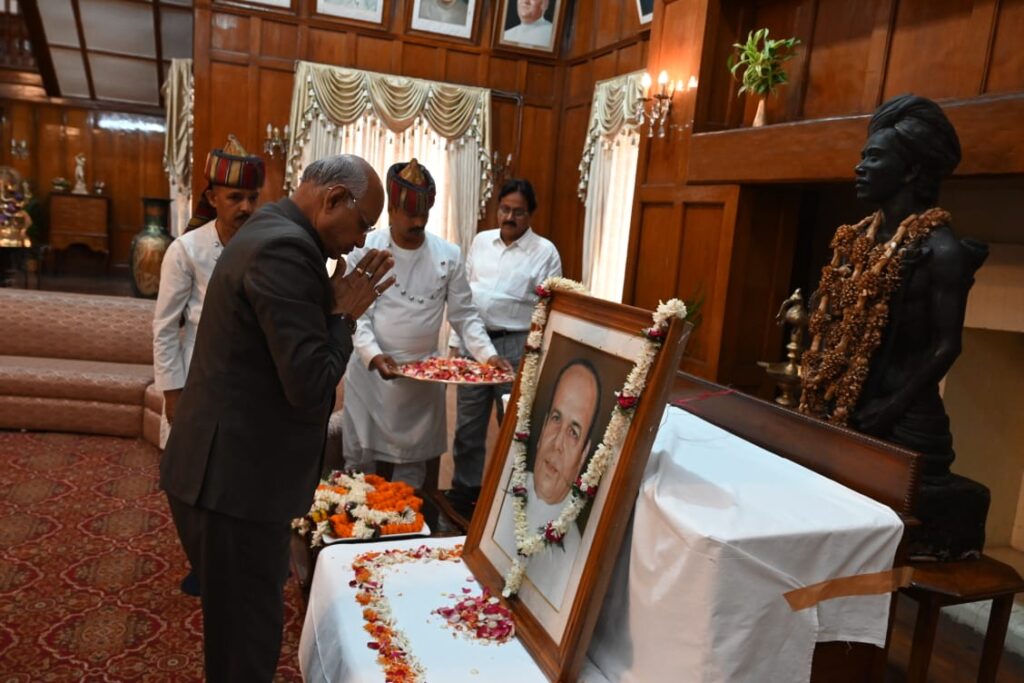 माननीय राज्यपाल ने पूर्व राज्यपाल के चित्र पर माल्यार्पण कर श्रद्धांजलि अर्पित की