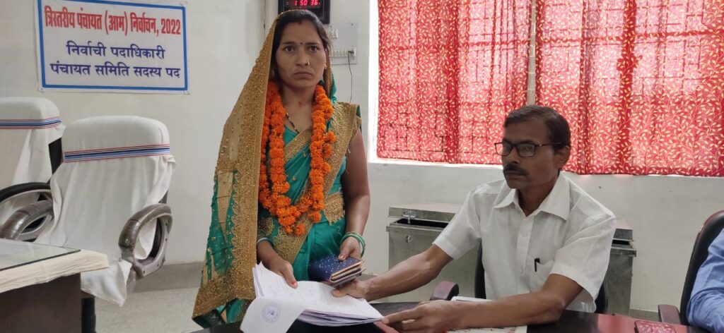 अनुमंडल कार्यालय में पंचायत समिति सदस्य से चुनाव लड़ने वाले 6 प्रत्याशियों ने भरा पर्चा