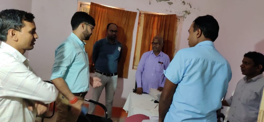 अनुमंडल पदाधिकारी आलोक कुमार ने पंचायत चुनाव को लेकर प्रखंड कार्यालय का लिया जायजा