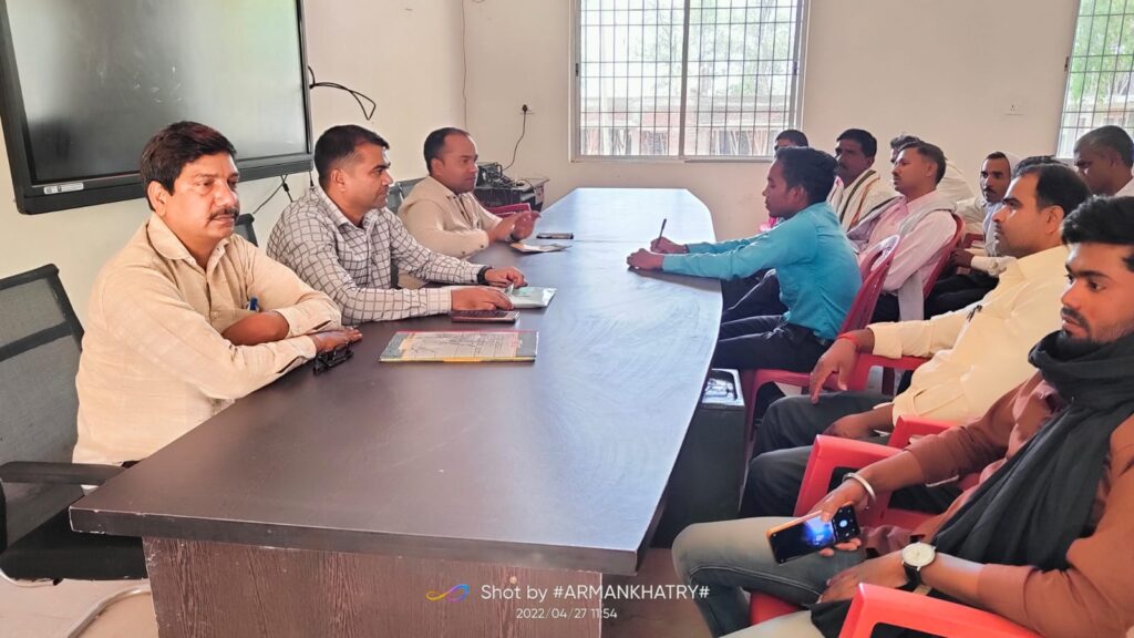धुरकी:-प्रखंड सभागार में त्रिस्तरीय पंचायत चुनाव संबंधी ट्रेनर ने छूटे हुए शिक्षकों को दिए कई दिशा निर्देश