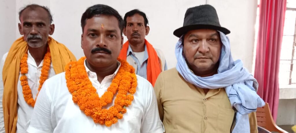 पंचायत चुनाव को लेकर प्रत्याशियों ने नामांकन दाखिल किया