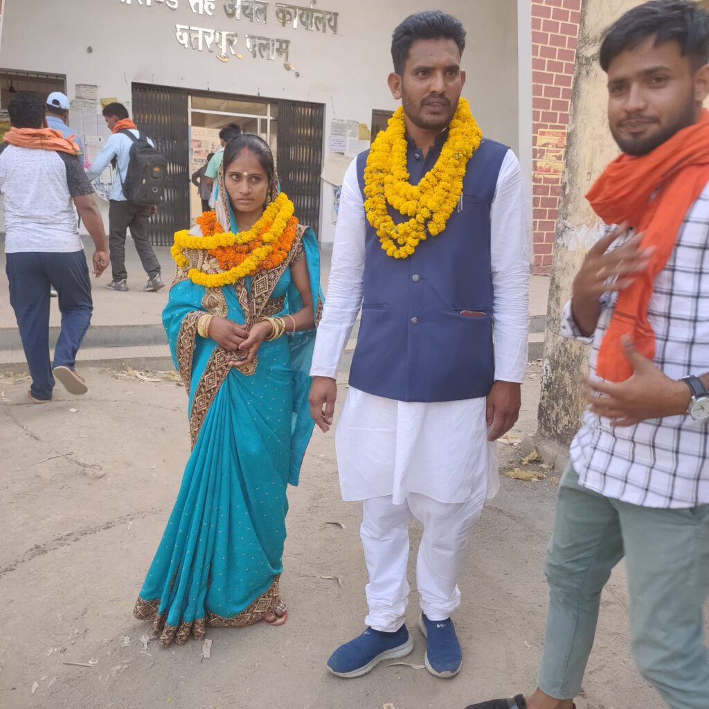 पंचायत काला पहाड़ के भावी मुखिया प्रत्याशी अनीता कुमारी ने 25 अप्रैल को मुखिया पद हेतु भरी नमिनेशन फार्म।