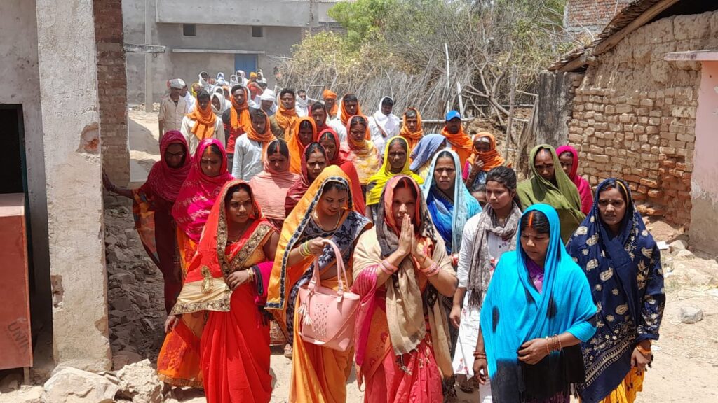 परसोडिह पंचायत के भावी महिला मुखिया प्रत्याशी नीतू देवी ने सैकड़ों समर्थकों के साथ किया नामांकन दाखिल