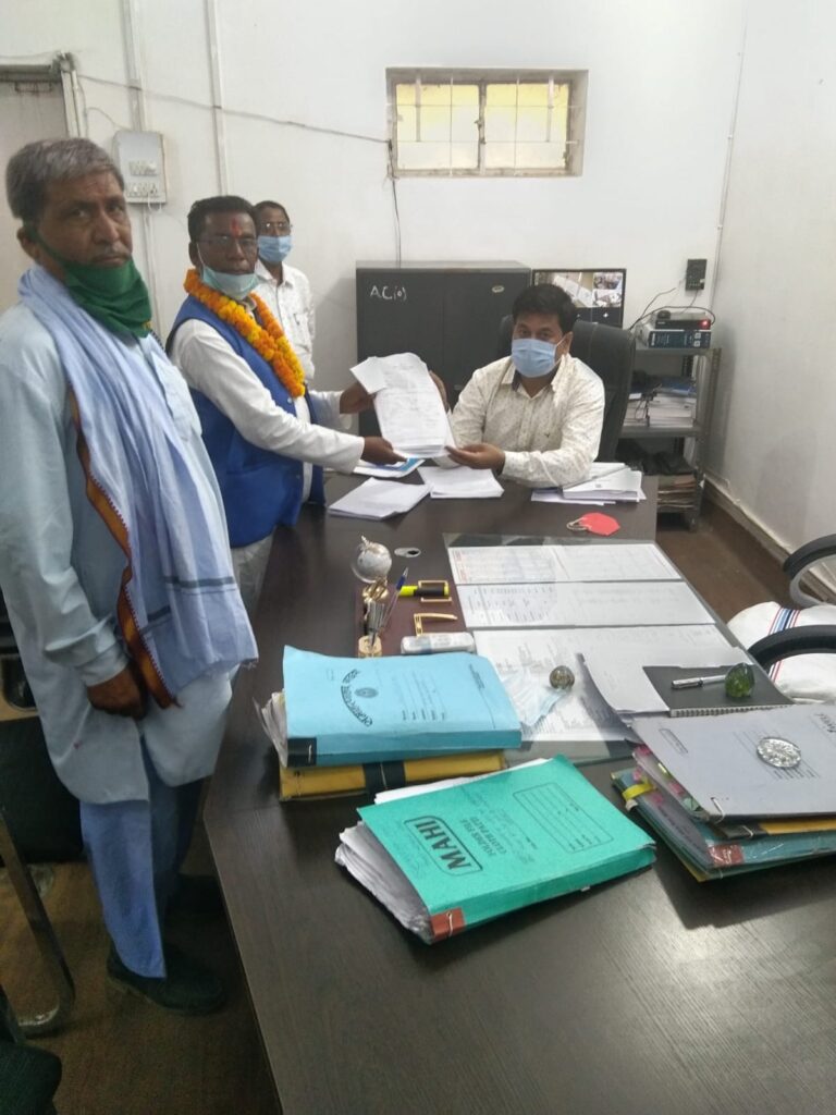 भावी जिला परिषद सदस्य नागेंद्र ठाकुर ने किया नामांकन दाखिल