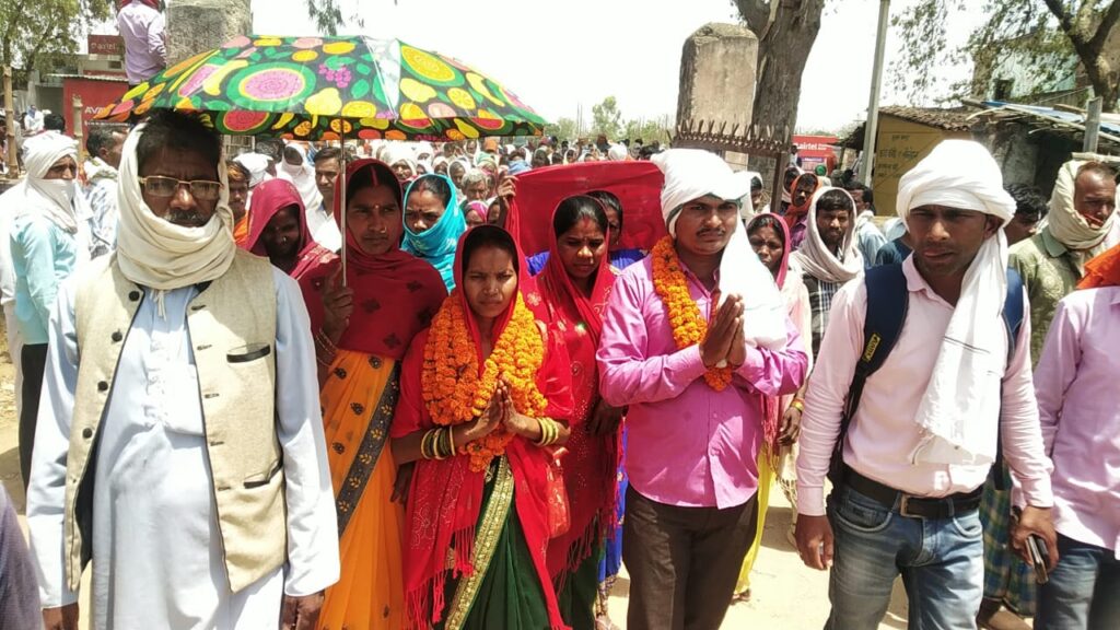 पंचायत चुनाव के चौथे दिन मुखिया प्रत्याशियों ने अपने अपने समर्थकों के साथ आकर प्रखंड कार्यालय में नामांकन किया