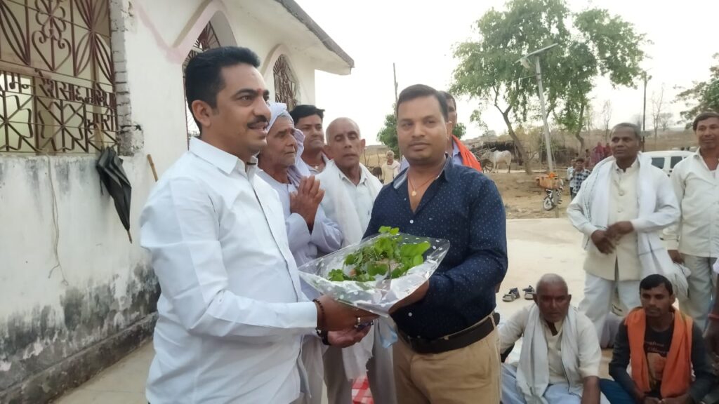 भाजपा विधायक भानु प्रताप शाही को मंदिर कमेटी के अध्यक्ष एवं चपरी पंचायत के भावी मुखिया प्रत्याशी के द्वारा गुलदस्ता देकर किया सम्मानित