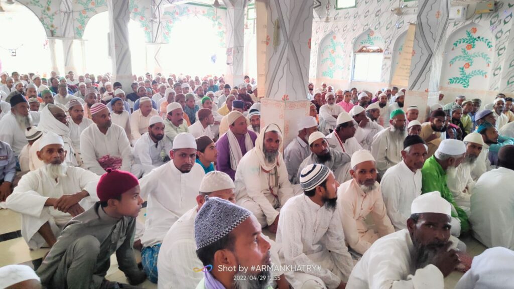बंशीधर नगर:-माहे रमजान पाक महीना का अंतिम शुक्रवार को मस्जिद में जुमे की नमाज अदा करते मुस्लिम भाई