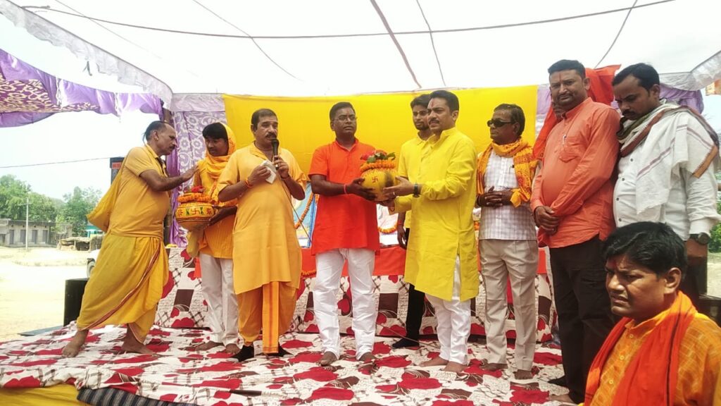 विधायक भानु प्रताप शाही  गायत्री महायज्ञ में पहुच कर किया कलश वितरण