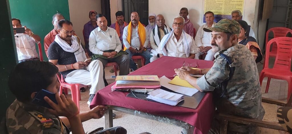 भंडरिया थाना प्रांगण में ईद पर्व को लेकर शांति समिति की बैठक का आयोजन किया गया।
