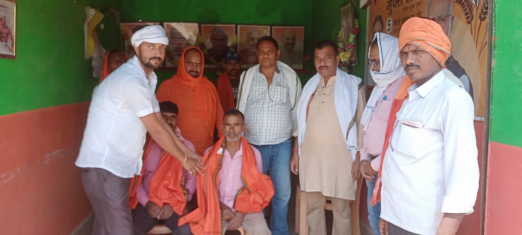भाजपा युवा मोर्चा मंडल अध्यक्ष ने सफाई कर्मियों अंग वस्त्र देकर किया सम्मानित