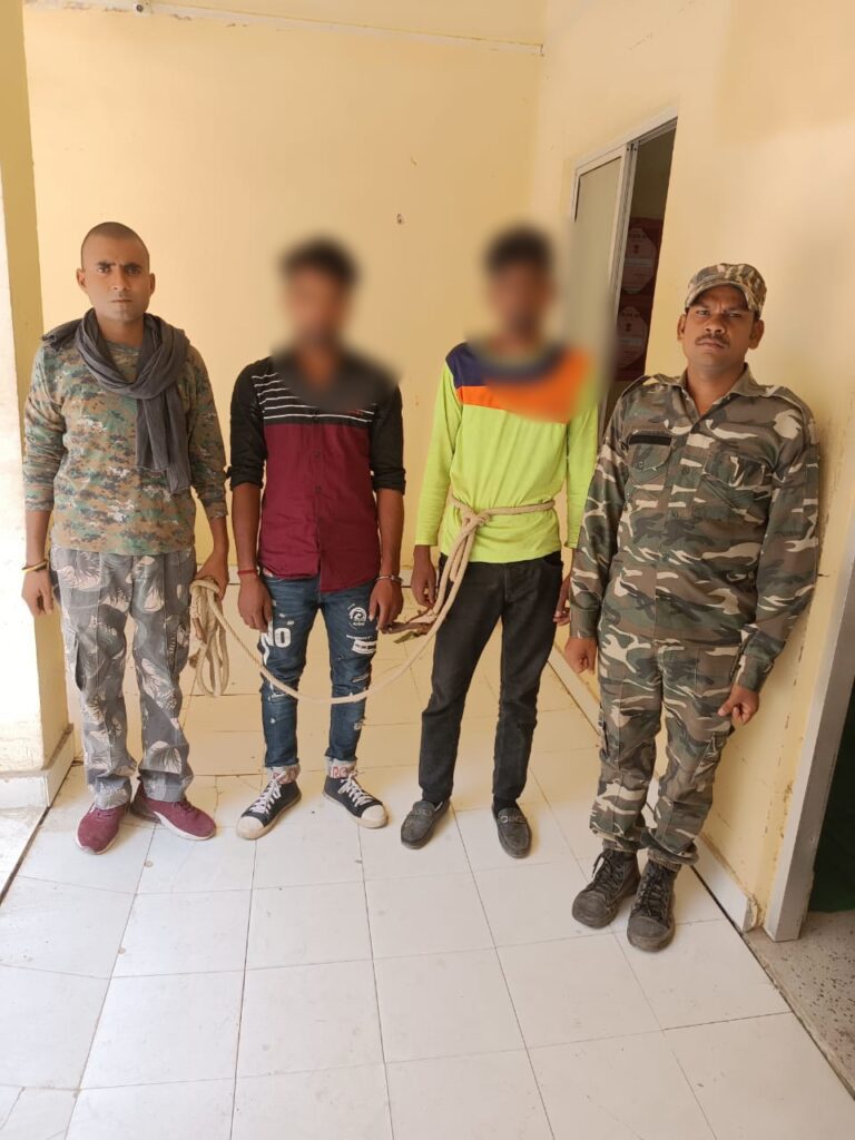 अवैध तरीके से देशी शराब ले जाते दो युवक को पुलिश ने किया गिरफ्तार
