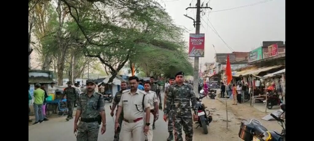 रामनवमी को लेकर फलैग मार्च करती भवनाथपुर पुलिस