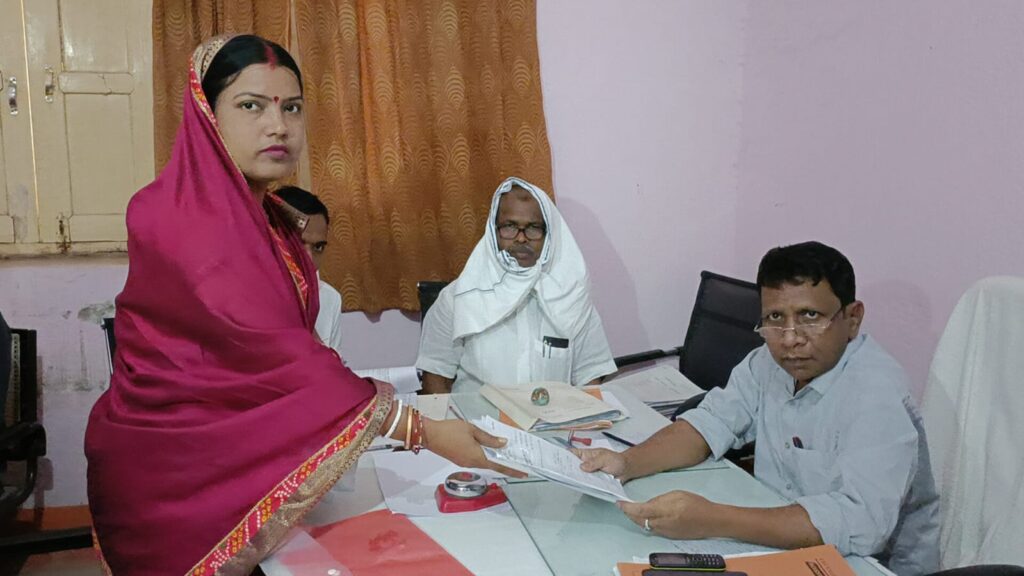 तीसरे चरण के नामांकन के छठे दिन शनिवार को विभिन्न पंचायतों से मुखिया पद के लिए चुनाव लड़ने के इच्छुक 19 अभ्यर्थियों ने अपना नाम निर्देशन पत्र निर्वाची पदाधिकारी सह अंचल पदाधिकारी अरुण कुमार मुंडा के समक्ष दाखिल किया।