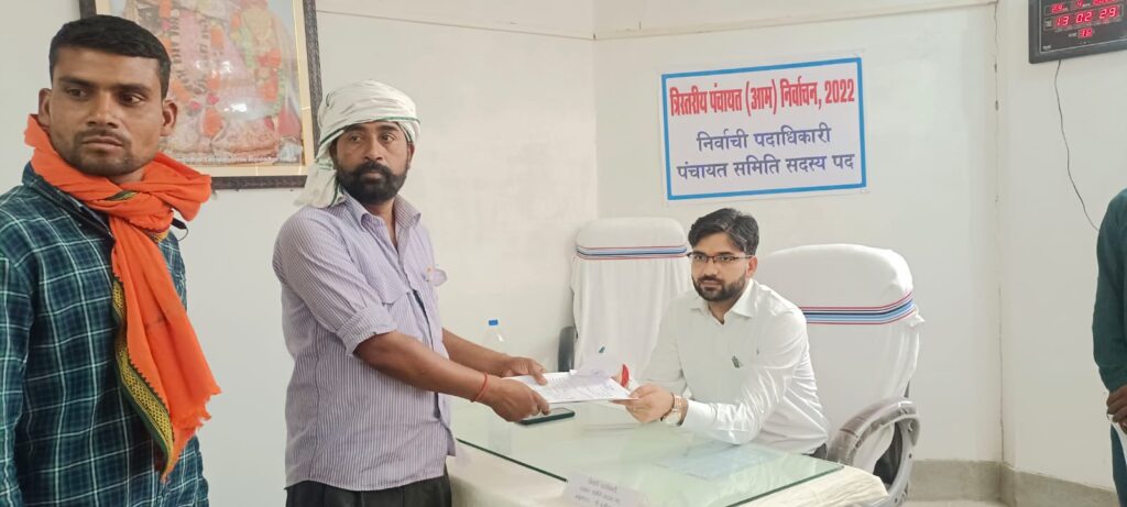त्रिस्तरीय पंचायत निर्वाचन 2022 के तीसरे चरण के नामांकन के छठे दिन शनिवार को अनुमंडल कार्यालय में निर्वाची पदाधिकारी सह अनुमंडल पदाधिकारी आलोक कुमार के समक्ष पंचायत समिति सदस्य पद के लिए चुनाव लड़ने के इच्छुक विभिन्न प्रखंडों के 130 अभ्यर्थियों ने अपना नाम निर्देशन पत्र दाखिल किया।