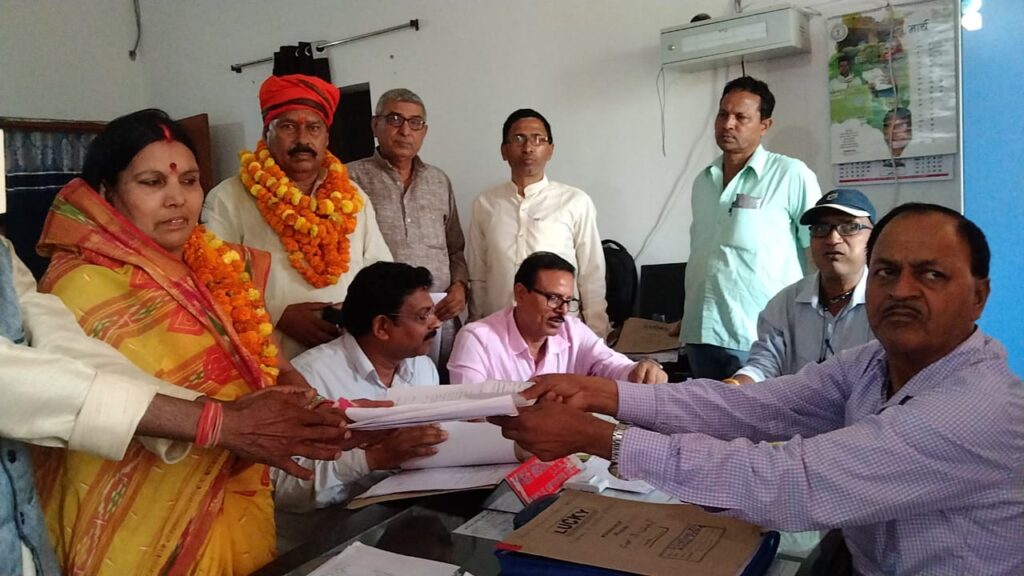 मुखिया पद के 15 महिला उम्मीदवार सहित 21उम्मीदवारो ने किया नामांकन पत्र दाखिल
