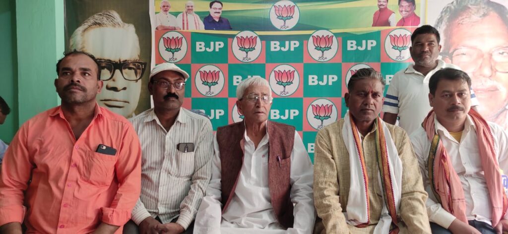 त्रिस्तरीय पंचायत निर्वाचन 2022 के तीसरे चरण के नामांकन के अंतिम दिन सोमवार को विभिन्न पदों के लिए नामांकन करने वाले अभ्यर्थियों की भीड़ उमड़ पड़ी