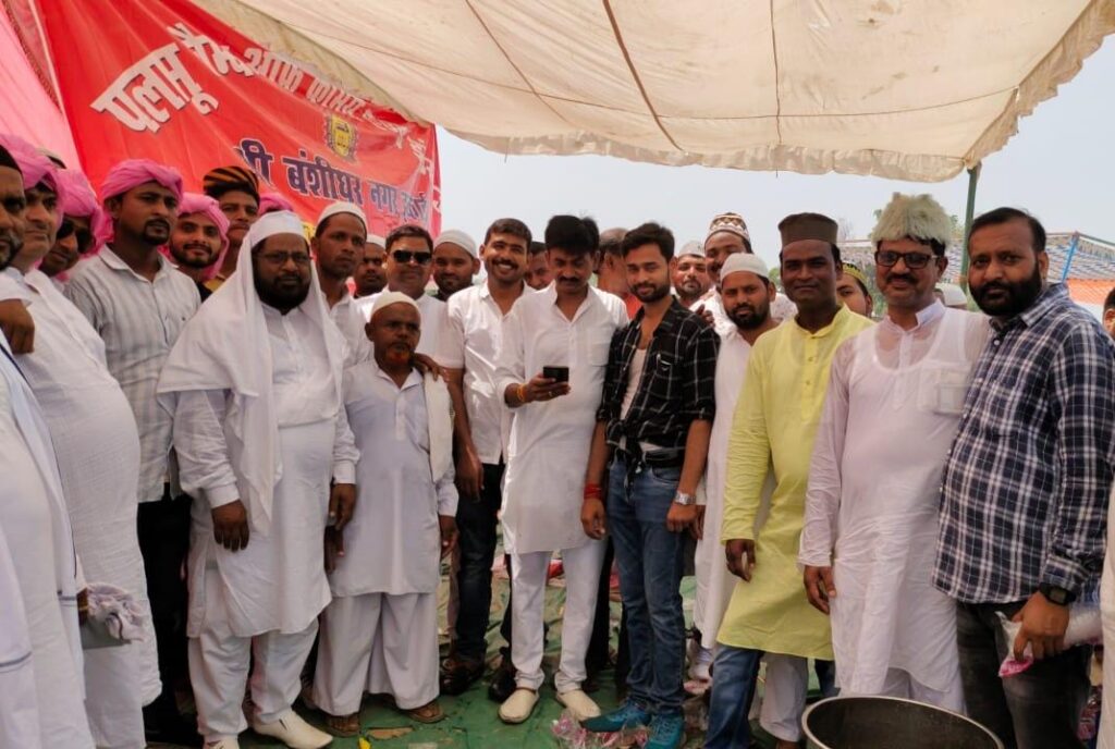 बंशीधर नगर:- ईद के पावन अवसर पर व्यवसाई संघ ने शरबत पानी पिलाकर दिया मुबारकबाद